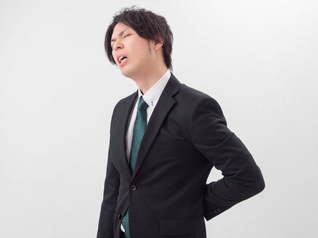 ギックリ背中　対処法　治療