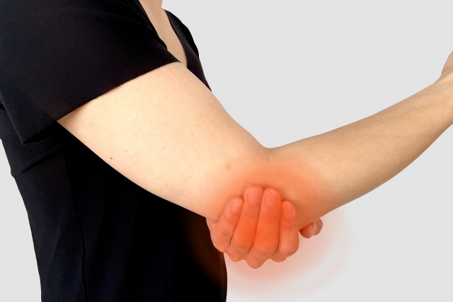 肘の痛み　肘に水が溜まる　痛み治療　さいたま市接骨院