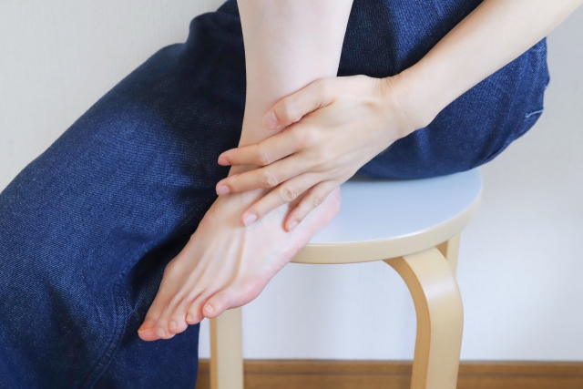 足の甲が痛い　治し方　さいたま市