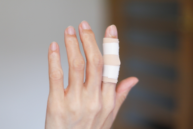 突き指治療　接骨院　浦和