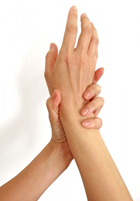 指の痛み　原因　治療　病院