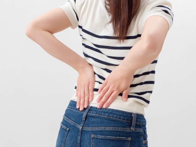 立ち上がる時に腰が痛い　原因
